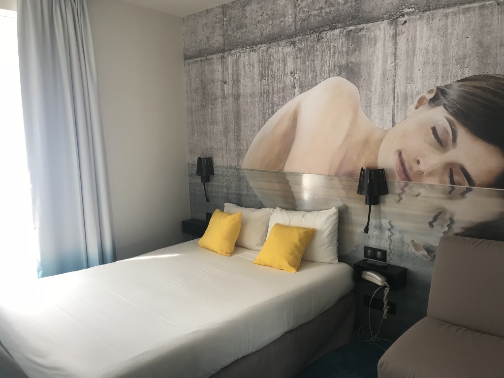 法式海滨酒店"Le Bord'O"的街头艺术风格室内设计-5