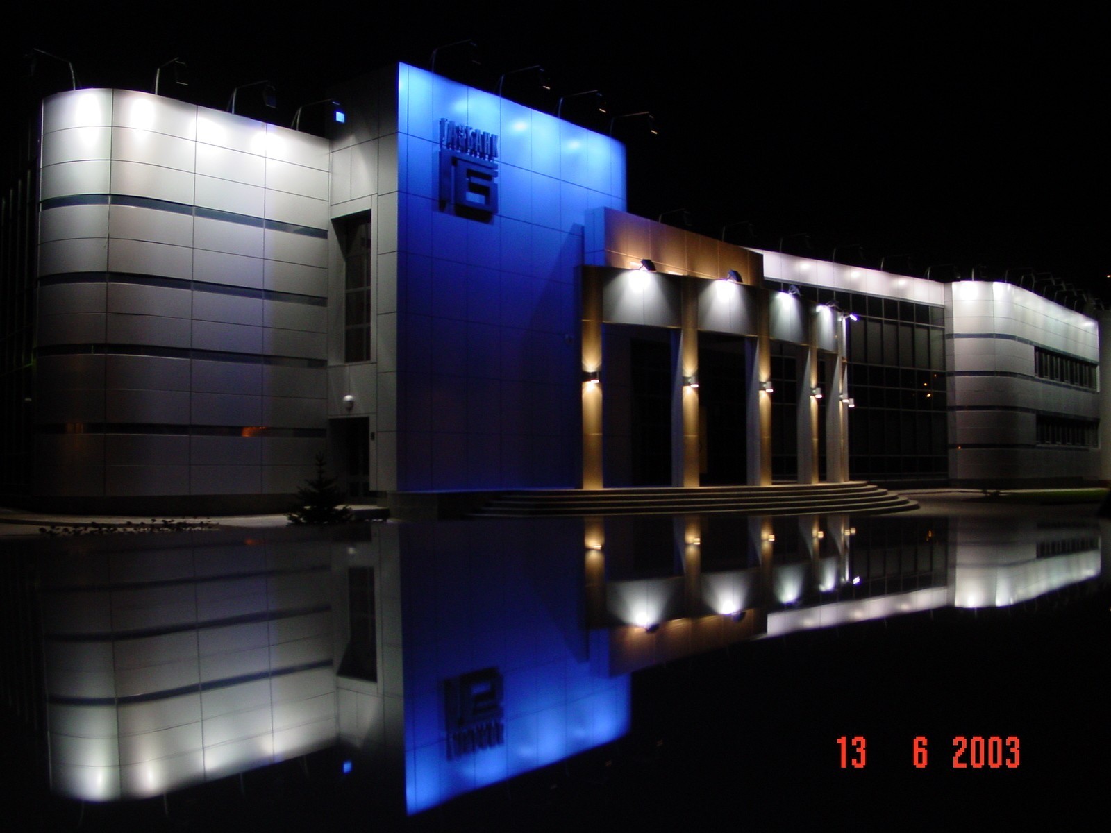 时空穿越——70 年代建筑的现代银行室内设计-5