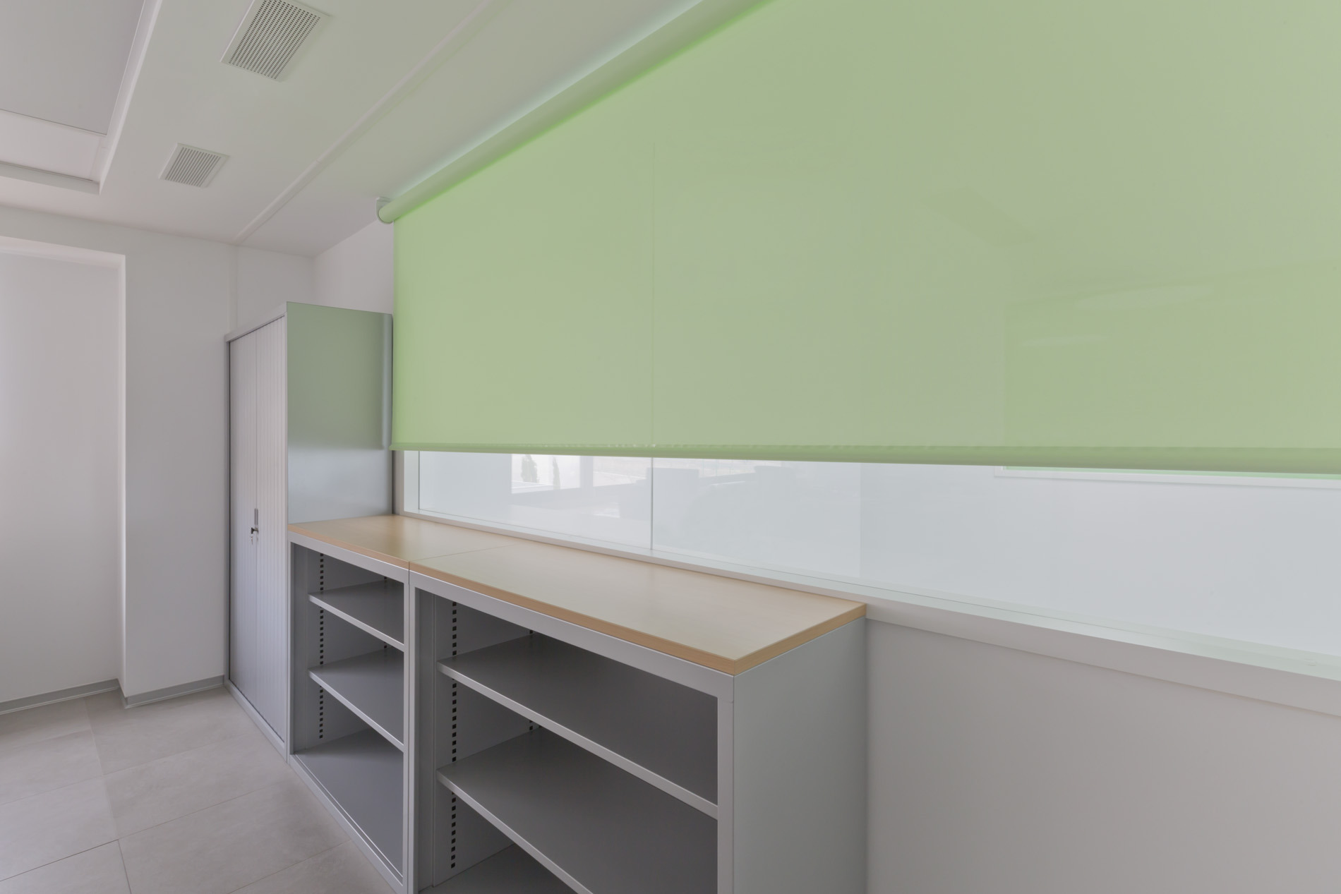 现代西班牙办公室的舒适卷帘设计-8