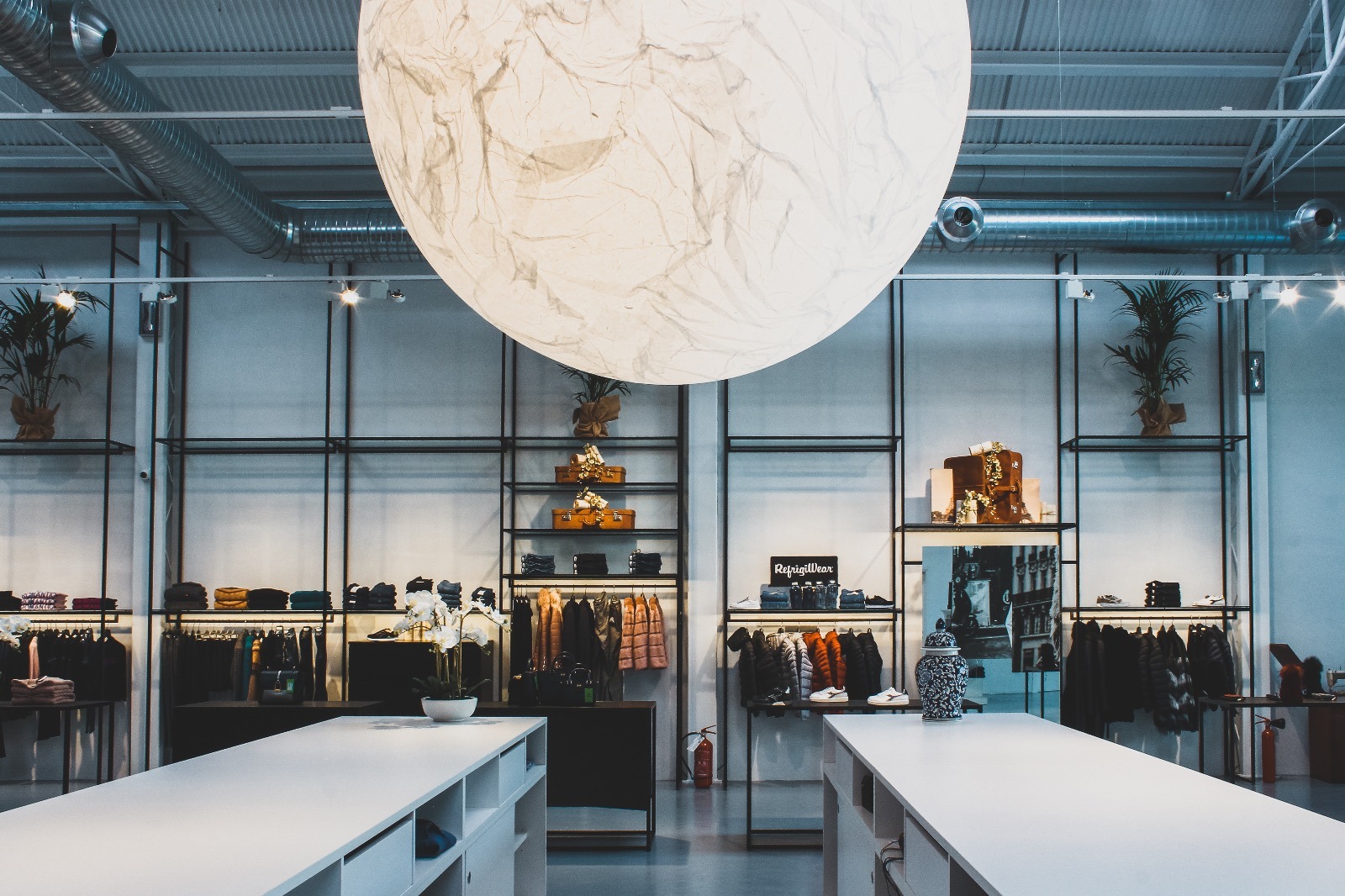 废弃工业建筑的时尚变身——Ghelfi 服装店室内设计-15