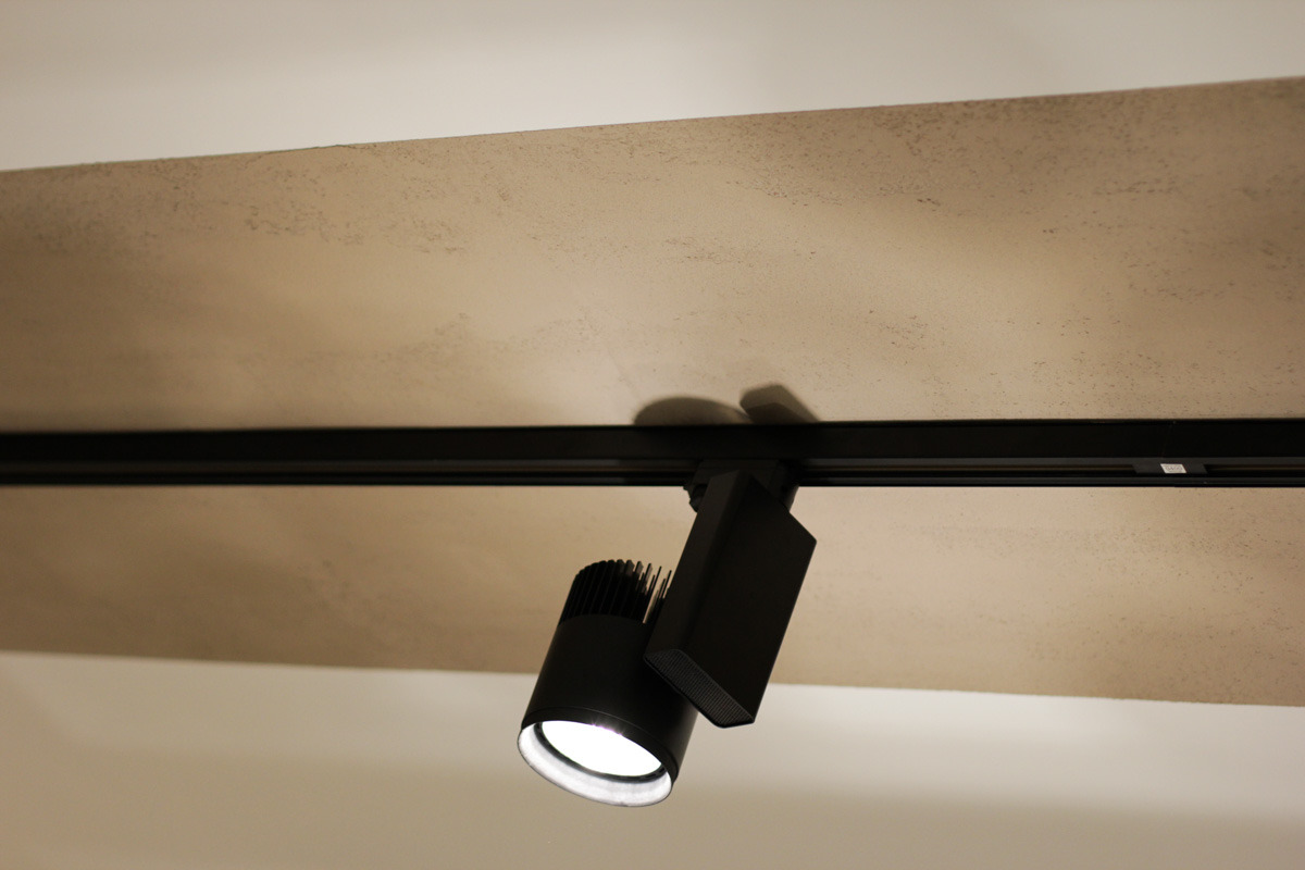 优雅珠宝般的咖啡店设计-27