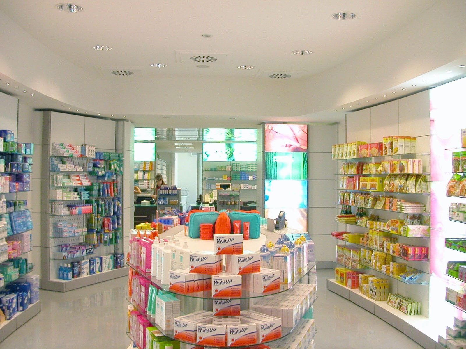 2004 年完成的 Mainardis 新药店室内设计案例-1