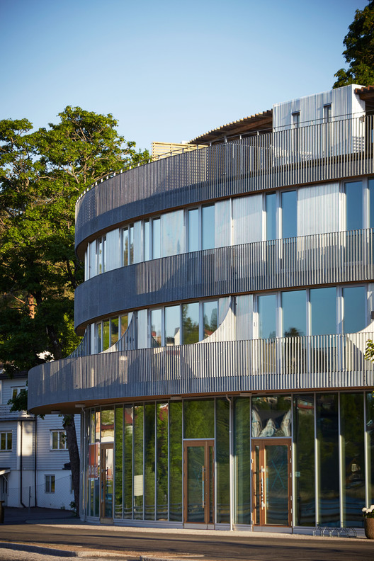 角楼 | 拥抱山丘的现代住宅设计-2