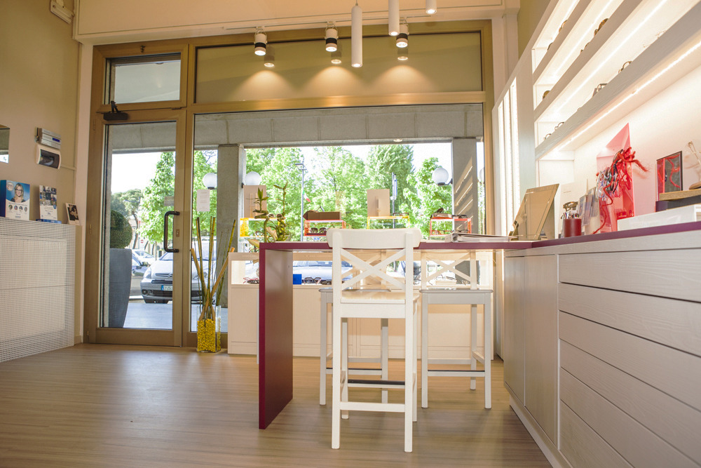 自然绿意融入的定制家具光学商店设计-2