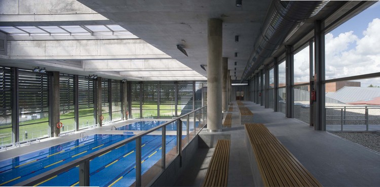 创新翻新体育设施,融入自然美景-27