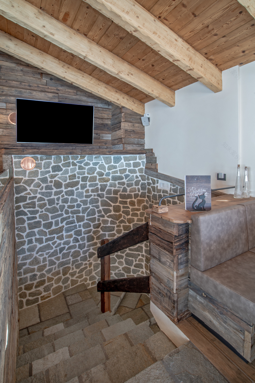 雪山之上的温馨猫舍——La Tana del Gatto 餐厅设计-12