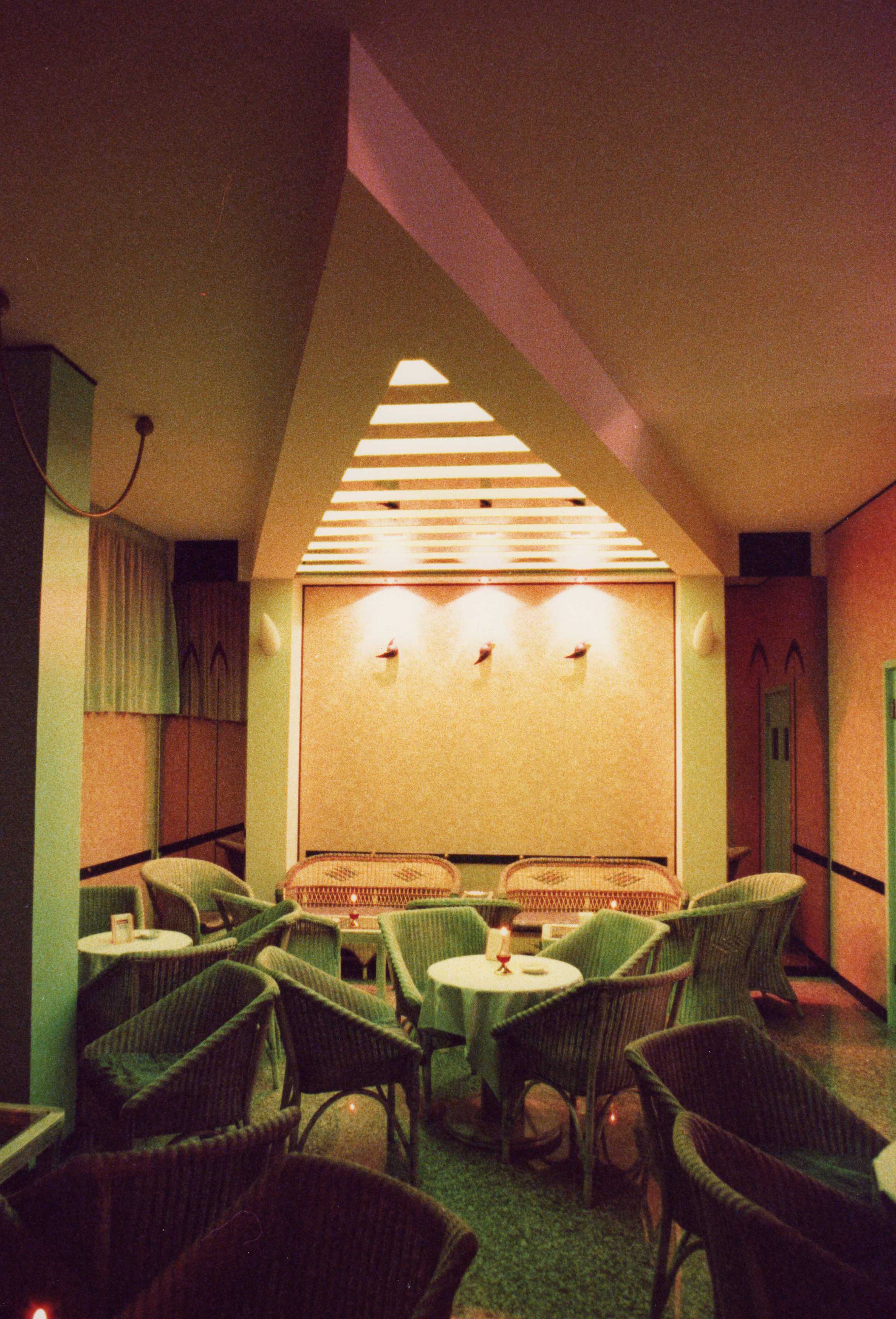 1991 年完成的会议酒吧 | 定制家具与独特设计-14