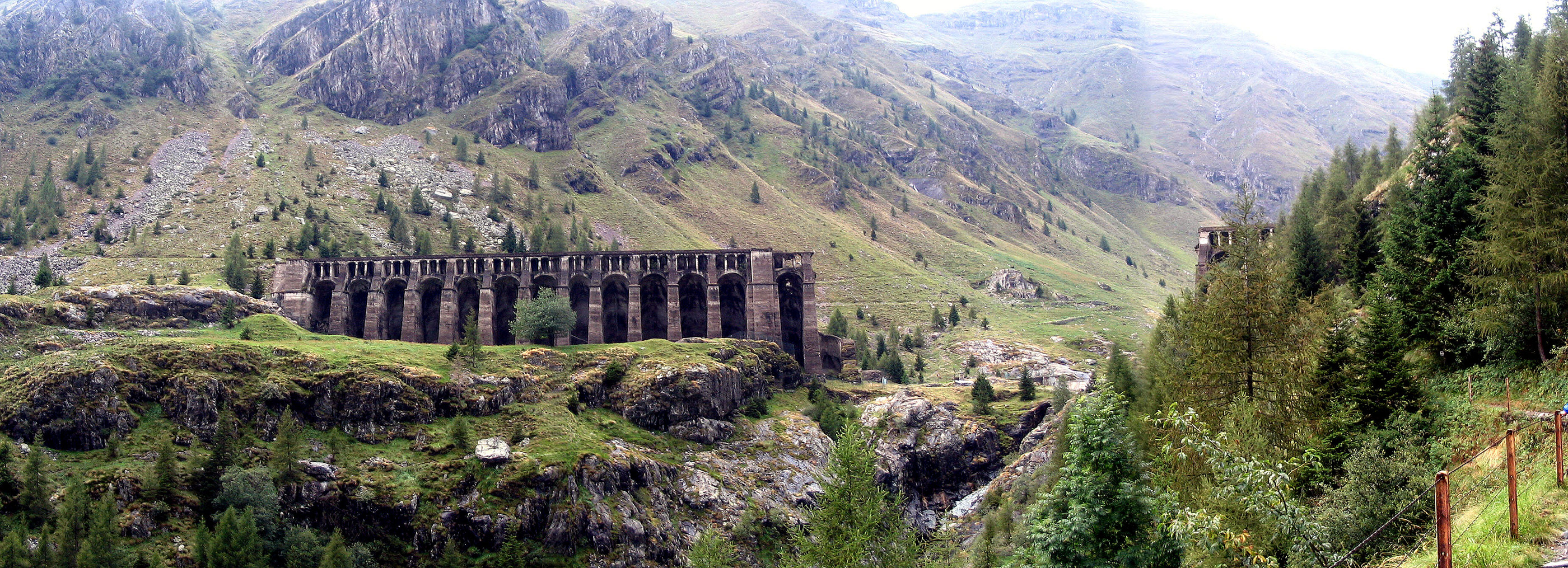 废弃水坝上的模块化建筑奇迹-3