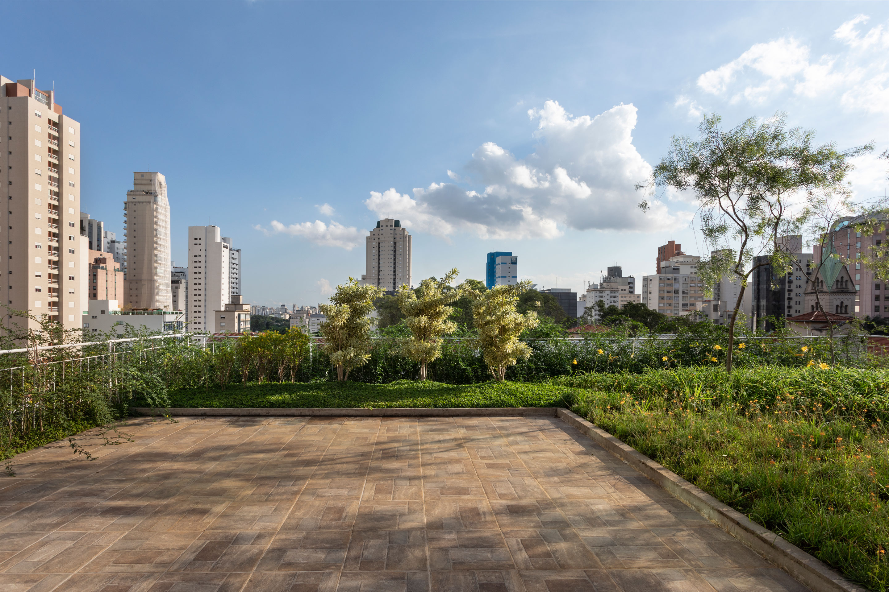 巴西绿色住宅楼,绿意盎然与城市景观相融-33