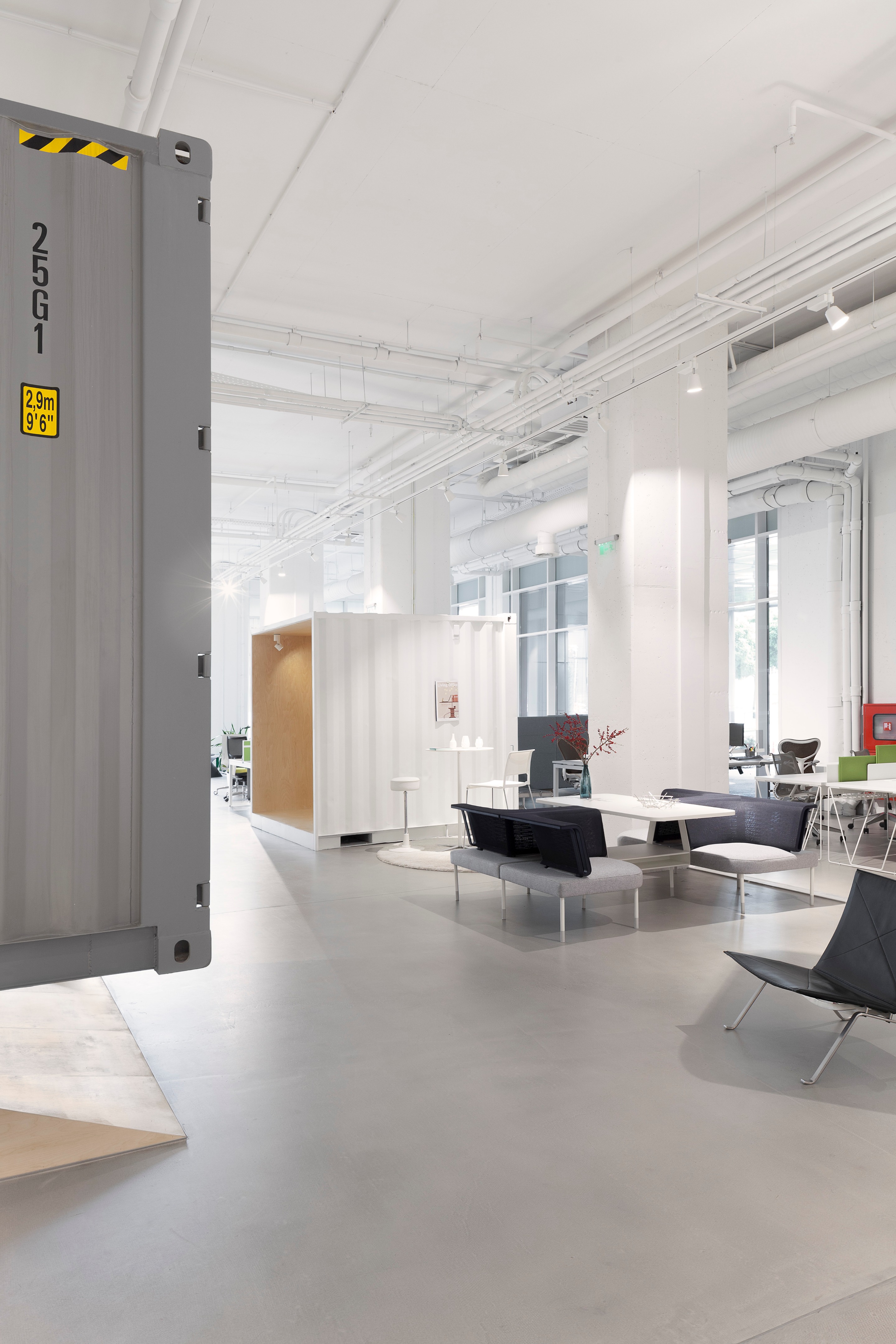 废旧集装箱打造时尚办公空间-10