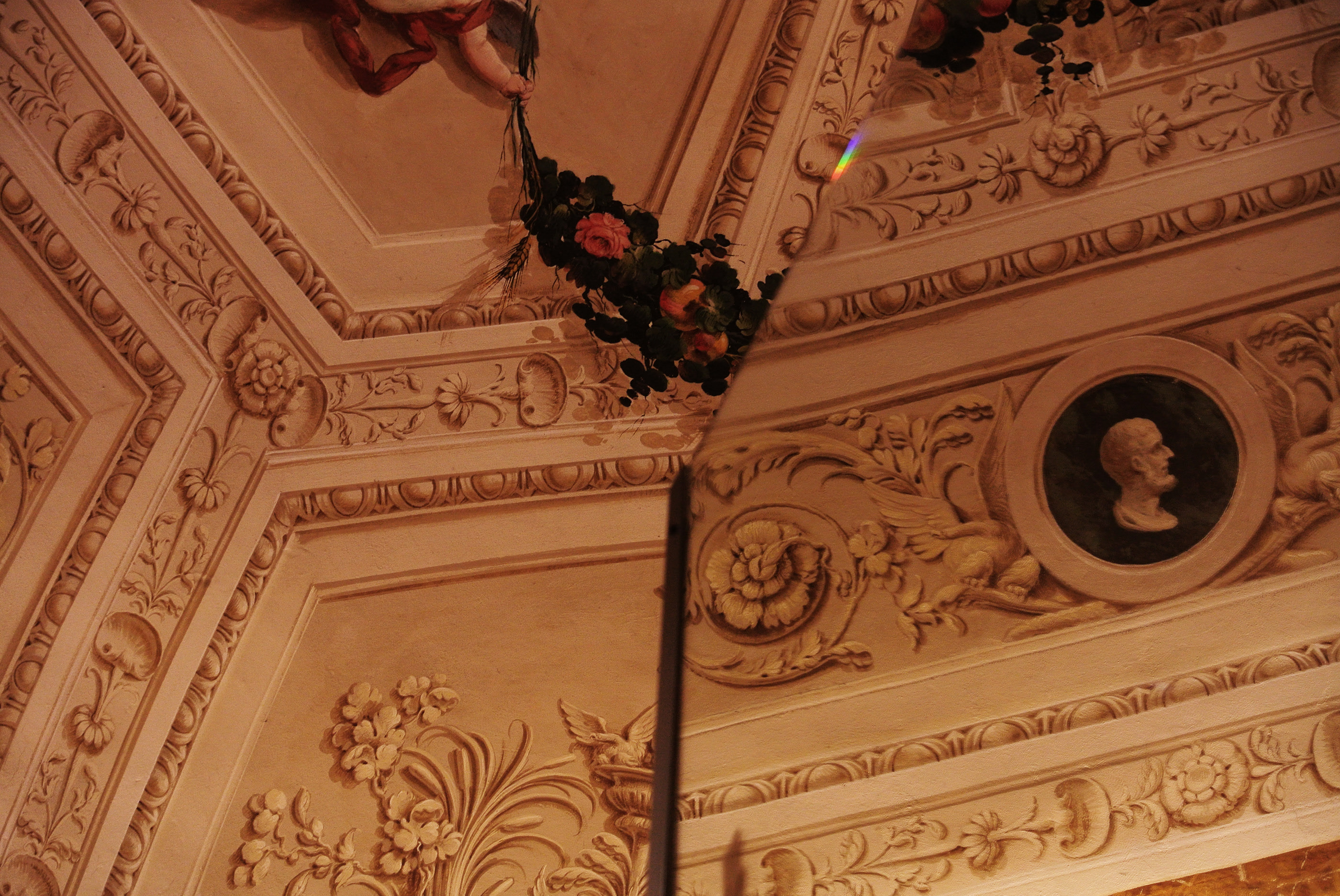 意大利古堡中的现代展览中心-10