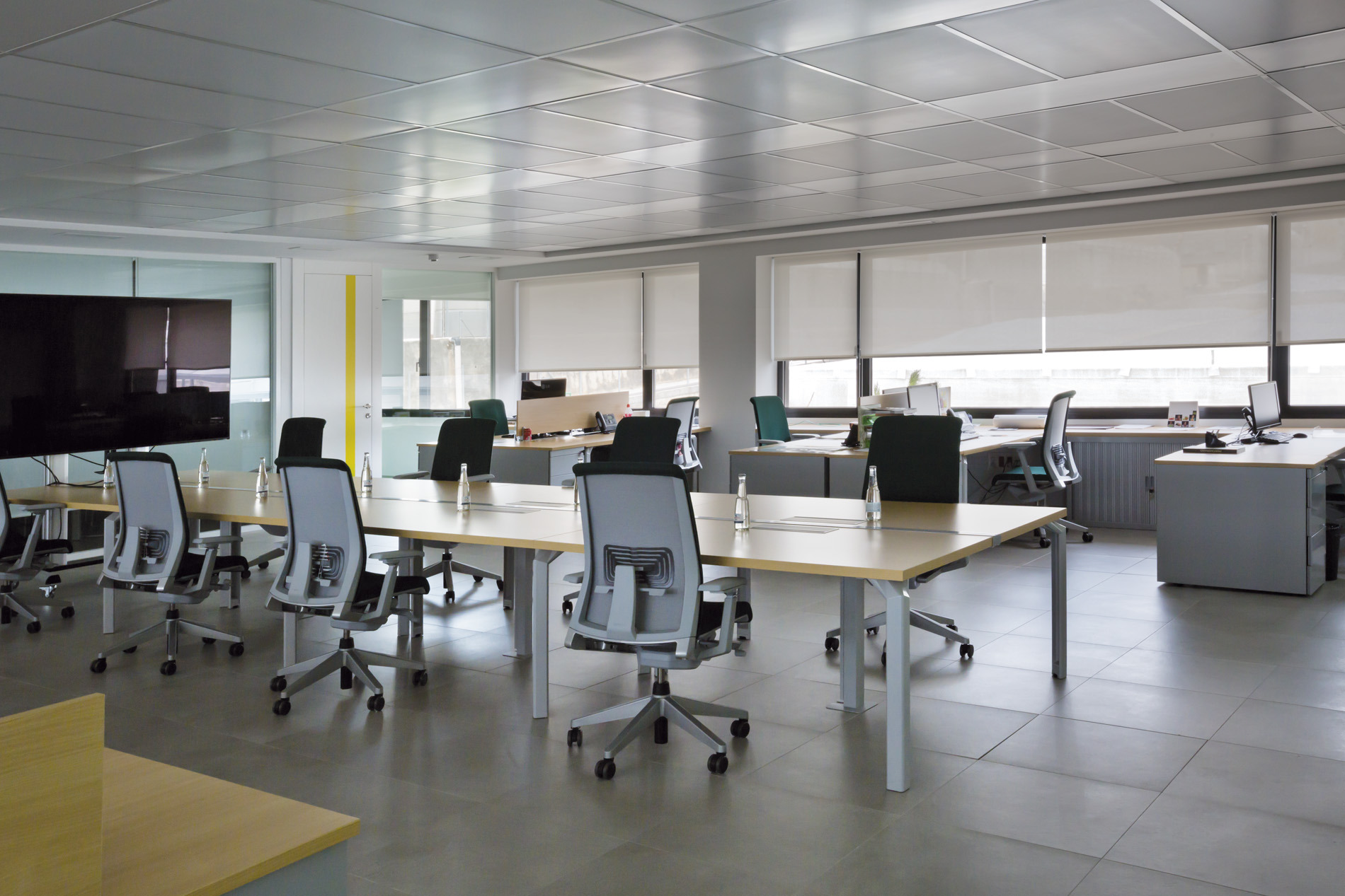 现代西班牙办公室的舒适卷帘设计-2