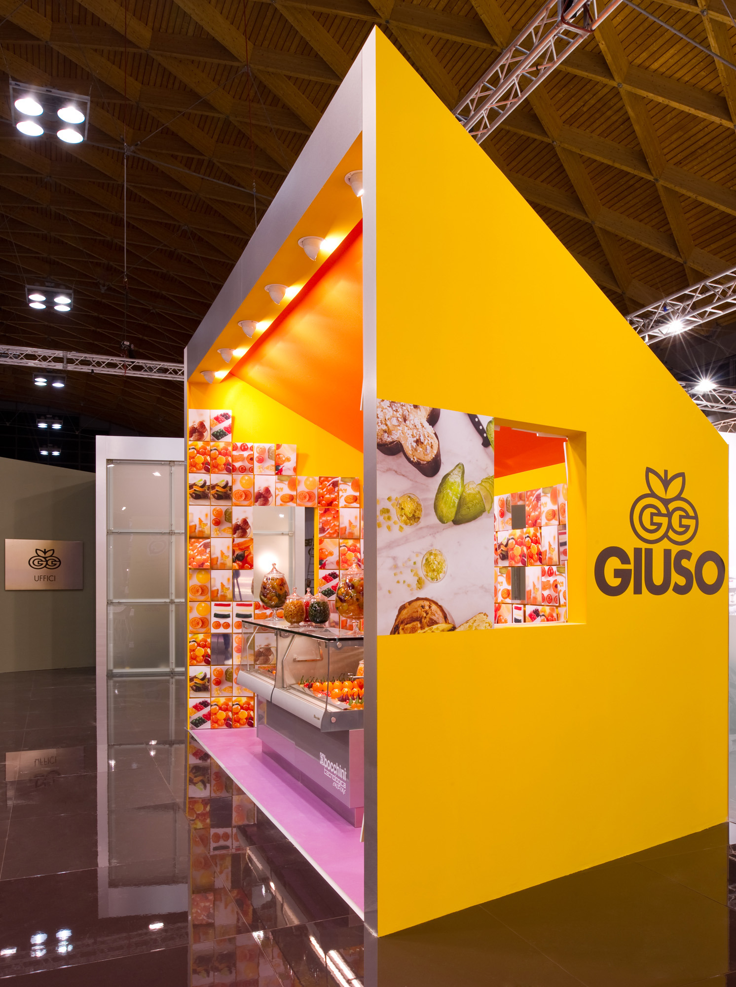 颠覆传统，400 平米展位诠释现代关系美学-1