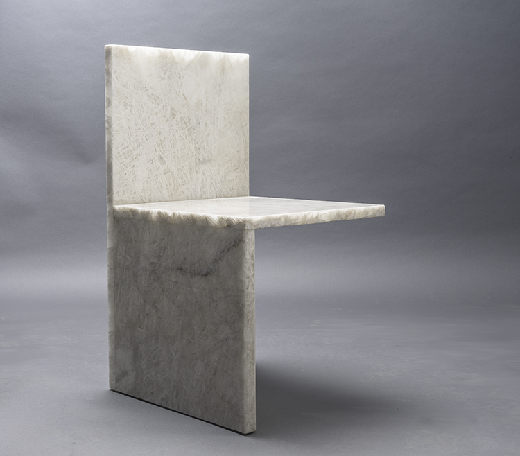 克劳斯特的"And Here I Sit" | 极简与紧张的完美融合-5