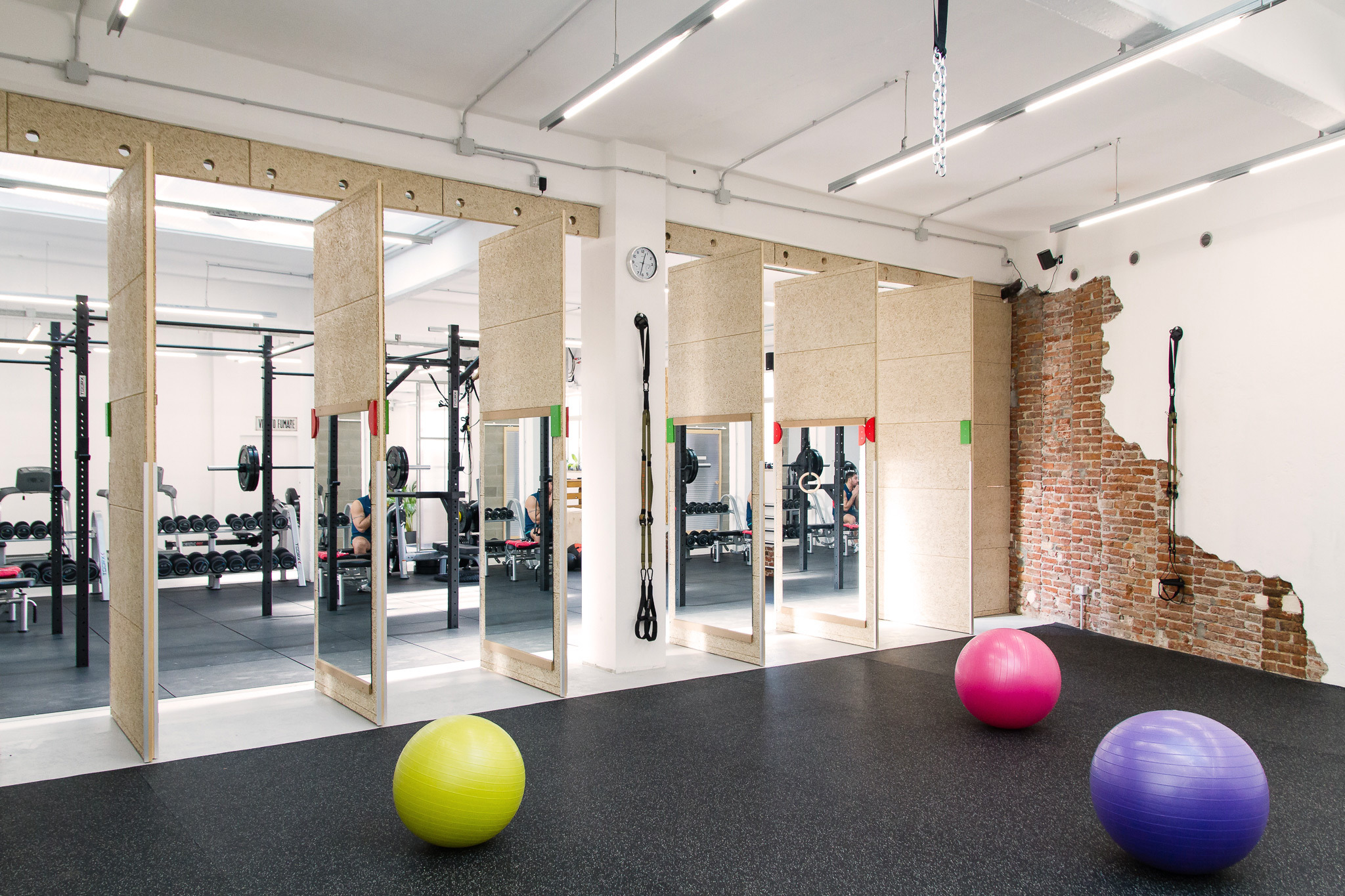 灵活多变的工业风健身空间-10
