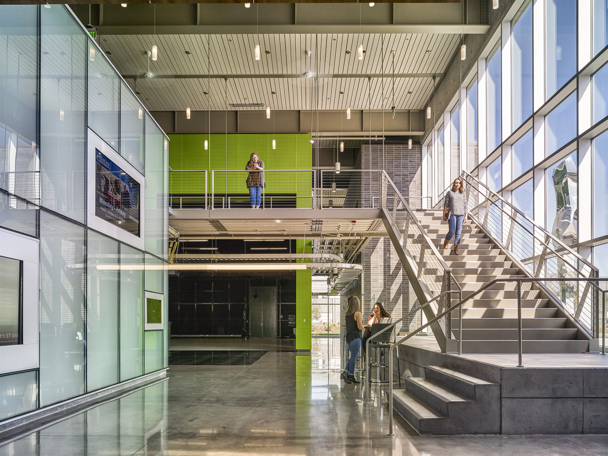 贝茨先进技术中心 | 沉浸式教学空间与透明度设计-12