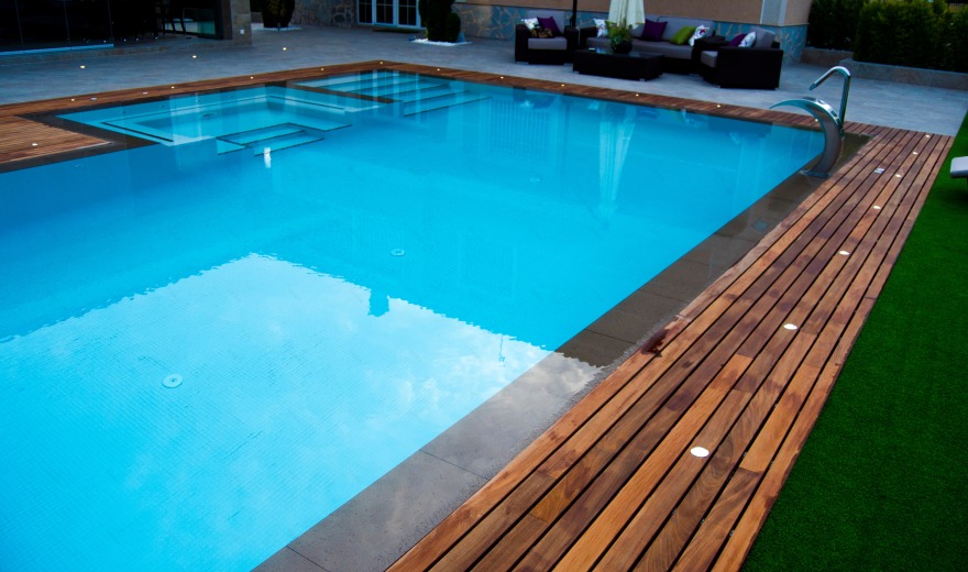 自然融合的户外泳池设计-8