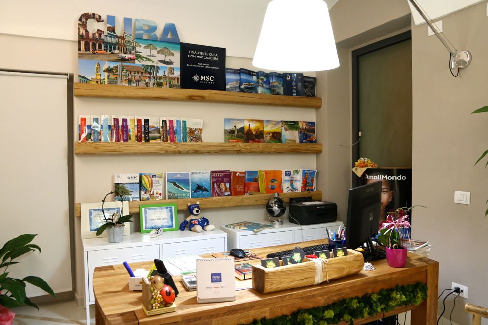 定制化木饰打造私密旅游咨询空间-15