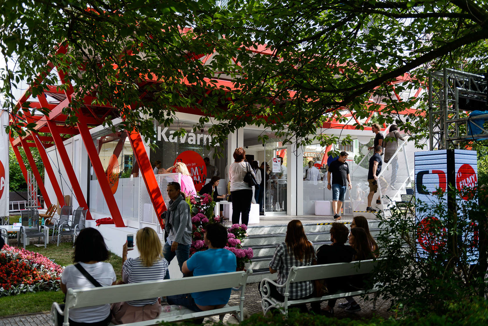 悬浮模块打造的红钢电视大厦-10