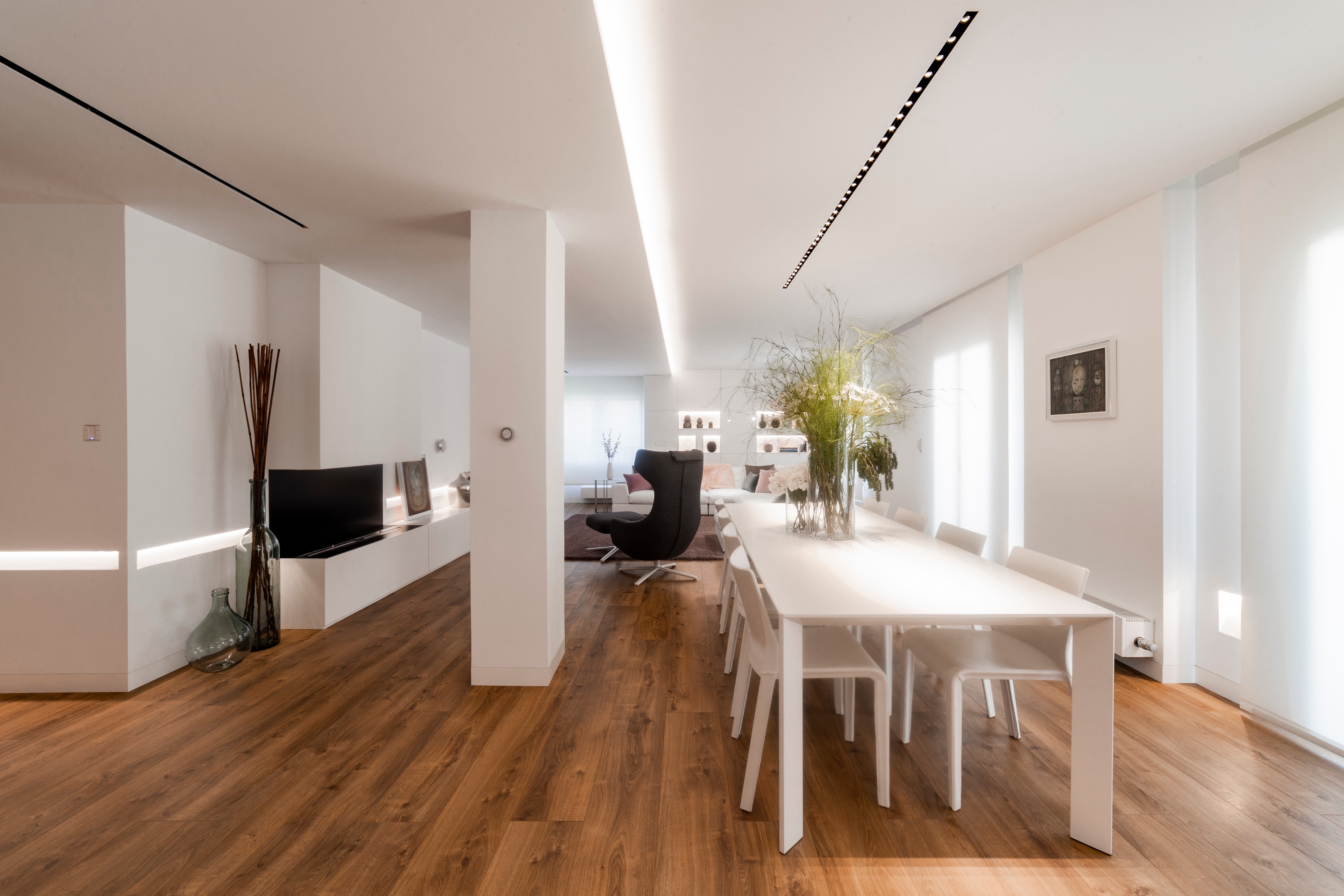 极简风格顶层公寓，温暖木质地板与经典黑白浴室设计-2