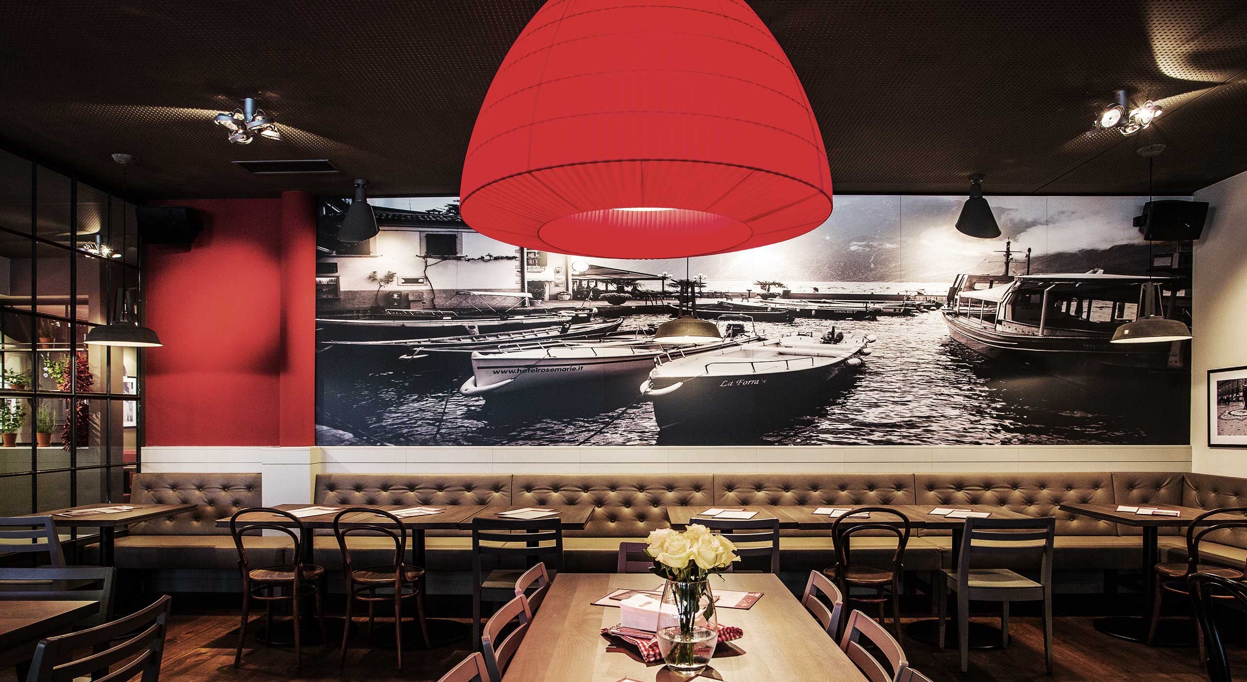 意大利美食餐厅的红色黄色彩虹设计-21