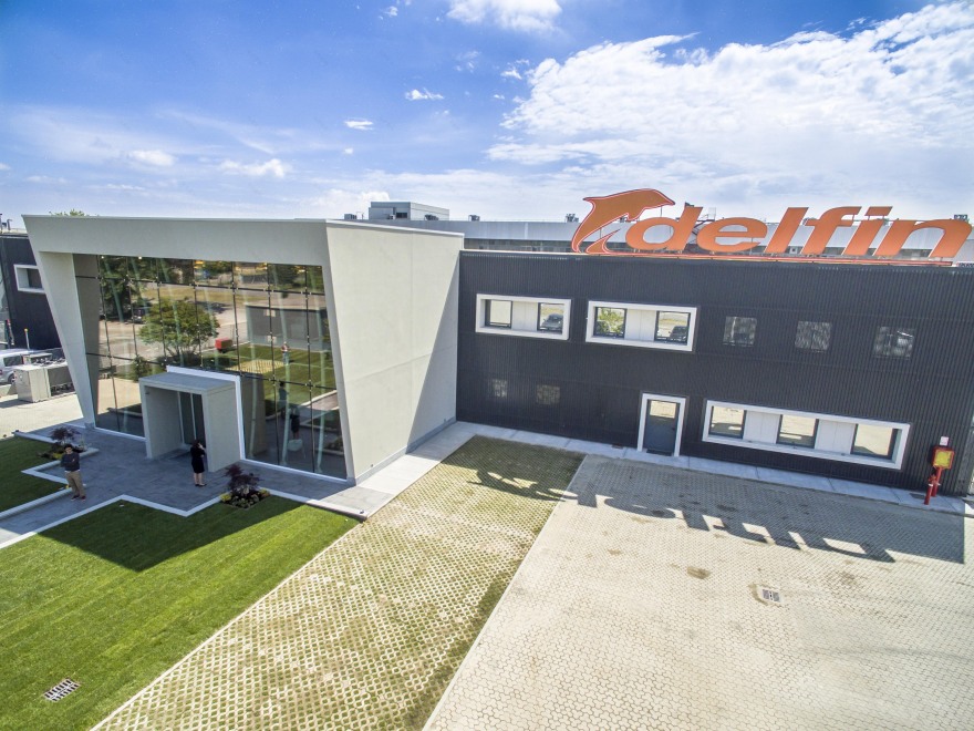 玻璃与钢铁的现代办公空间-40