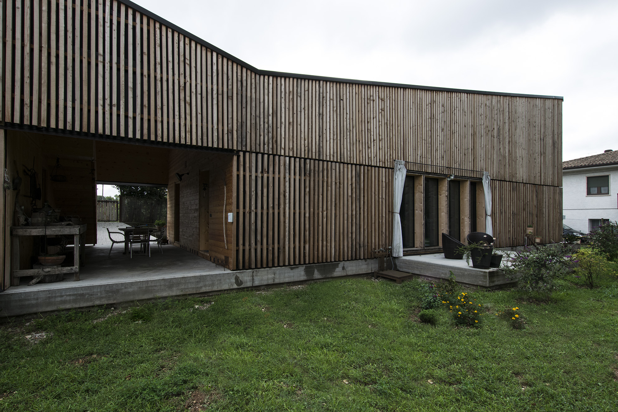 湖畔 V 型木质住宅-4