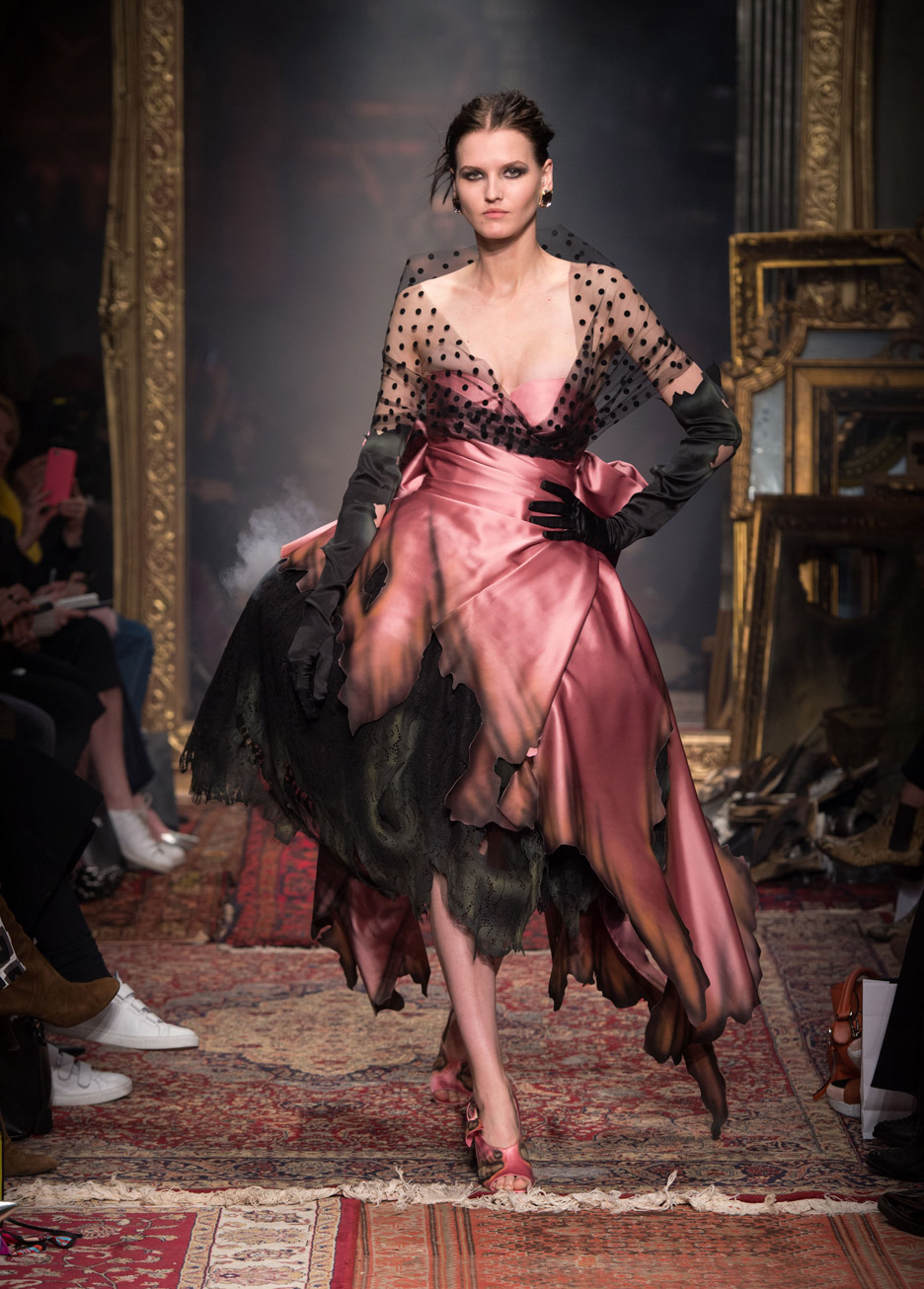 Moschino AW16 秀场惊现吊灯裙 设计师杰里米·斯科特打造“虚荣篝火”系列-20