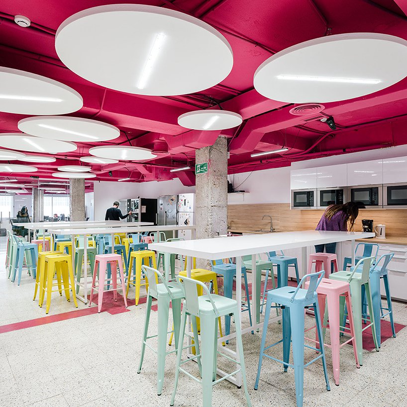 MARIANO用鲜艳的颜色修复了一座马德里现有的办公楼-12