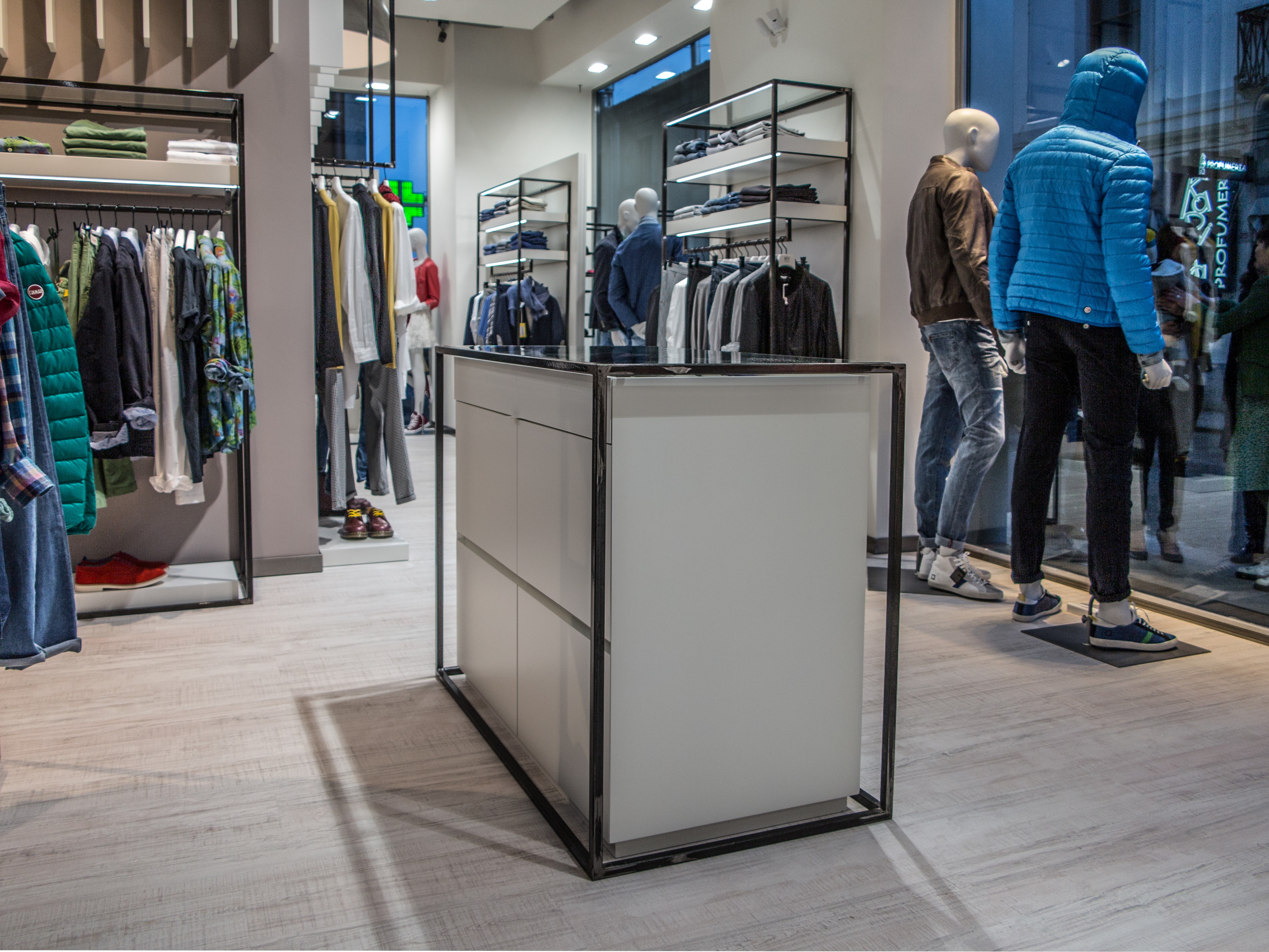 2015 年完成的“My Wear”木结构展示店-21