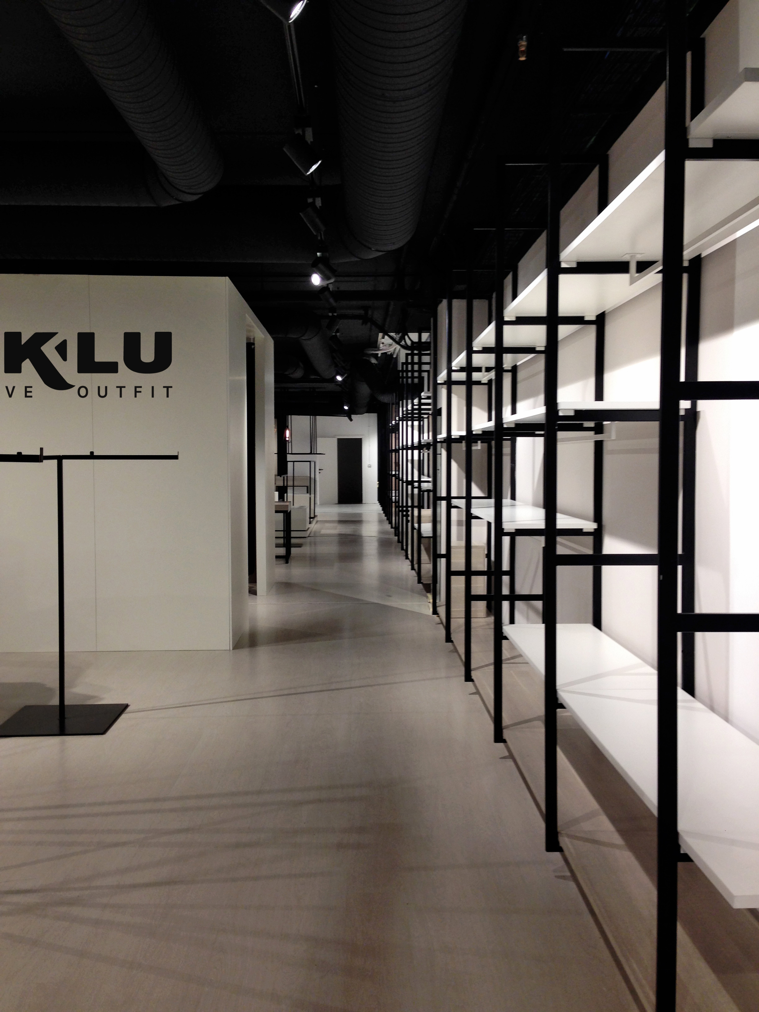 灵活模块与墙面系统打造低成本时尚品牌店-4