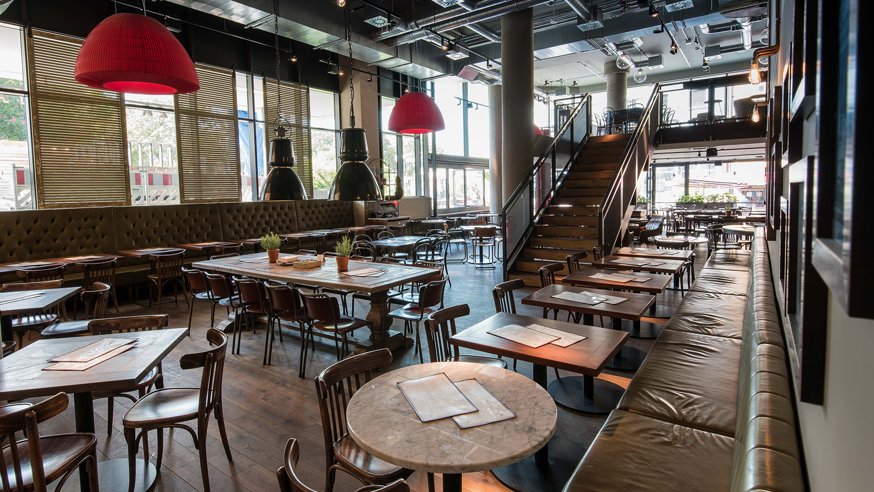 意大利美食餐厅的红色黄色彩虹设计-3