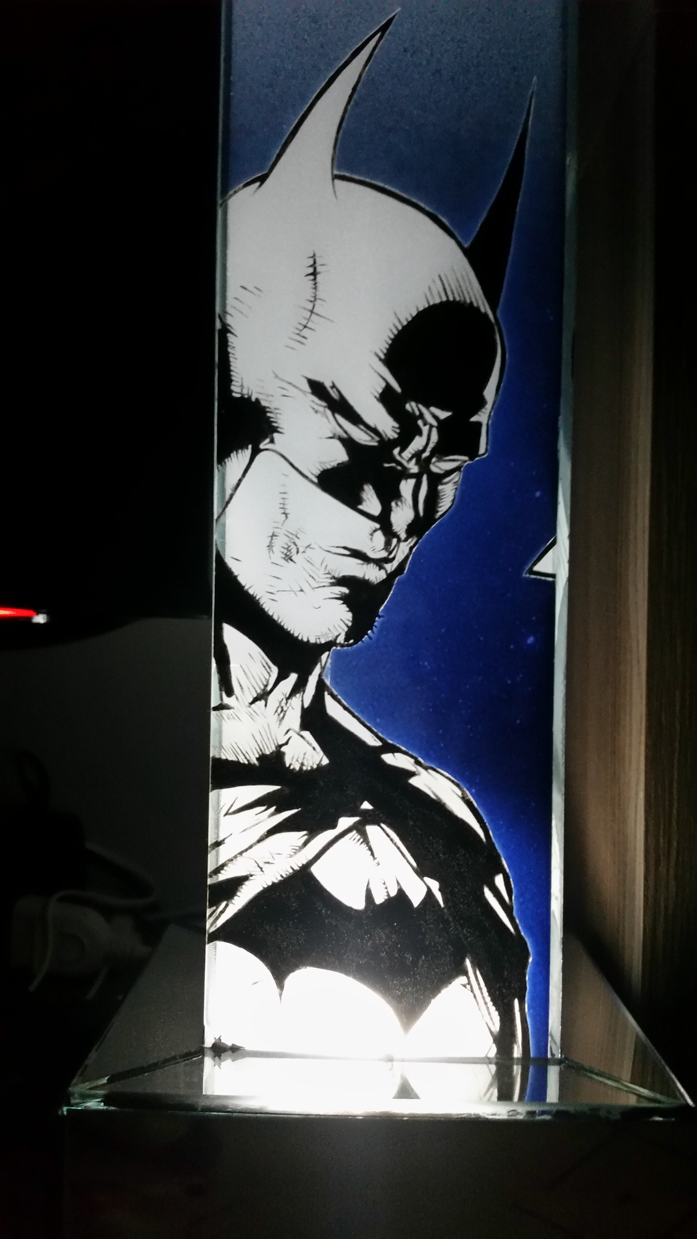 复古漫画风蝙蝠侠台灯 | 手绘艺术与节能照明的完美结合-11