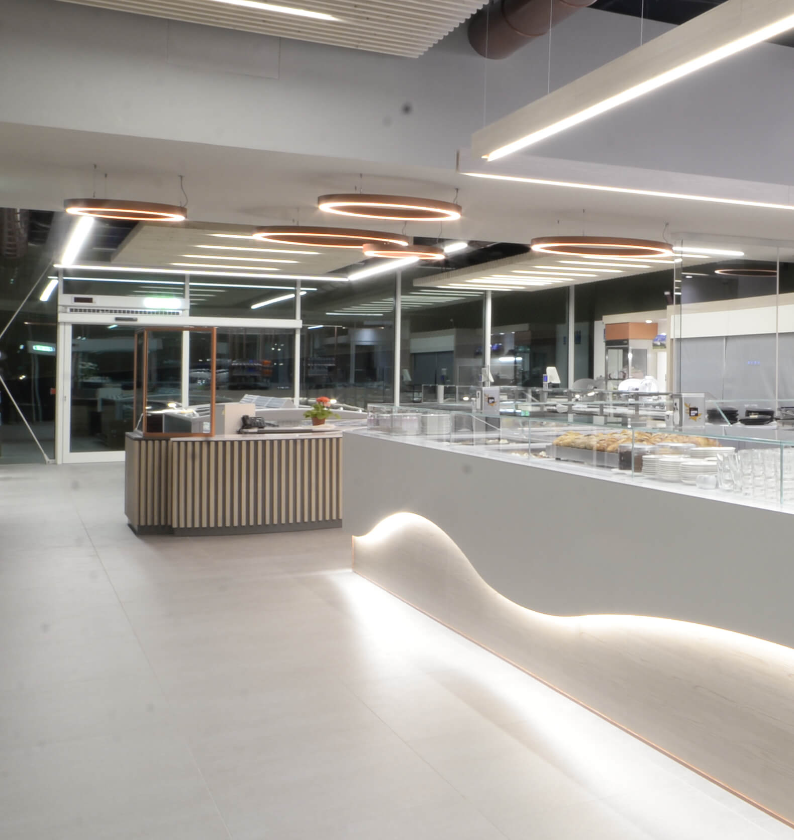 Sandrigo 白色牛奶吧照明设计-3