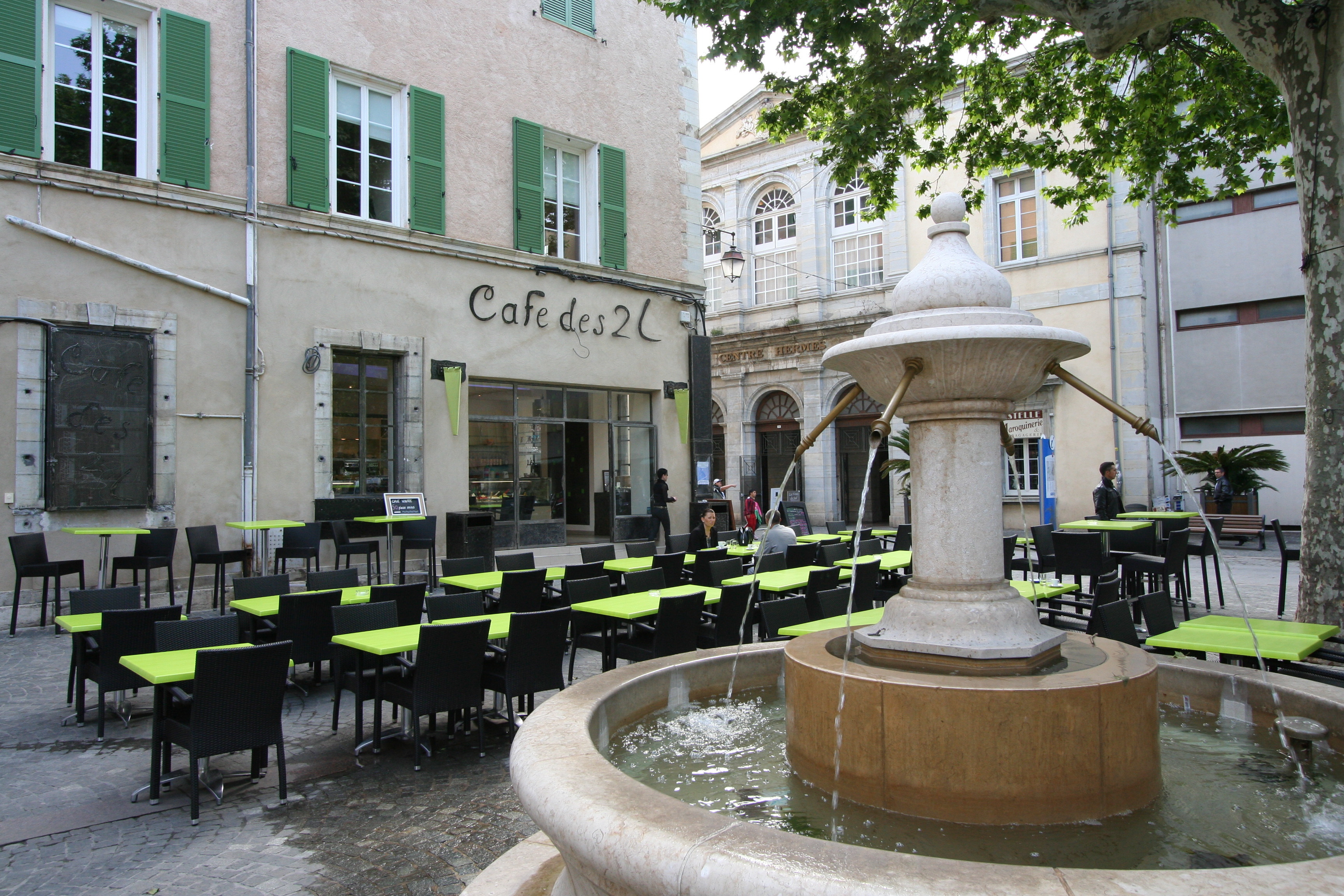 2010 年完成的 Cafè des 2 L 酒吧室内设计案例-7