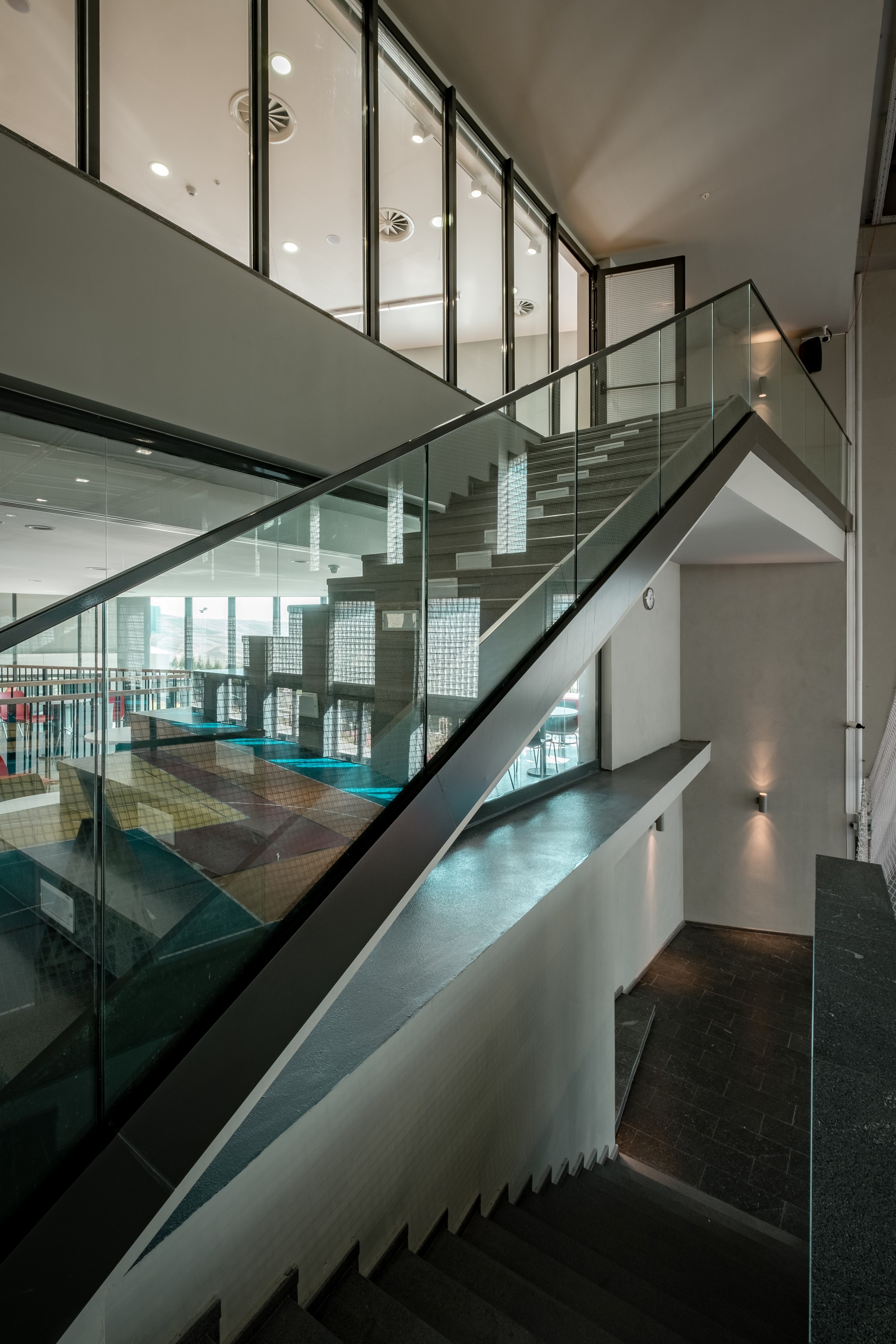 嵌于地形的活力中心——土耳其 Cankaya 大学体育中心-9