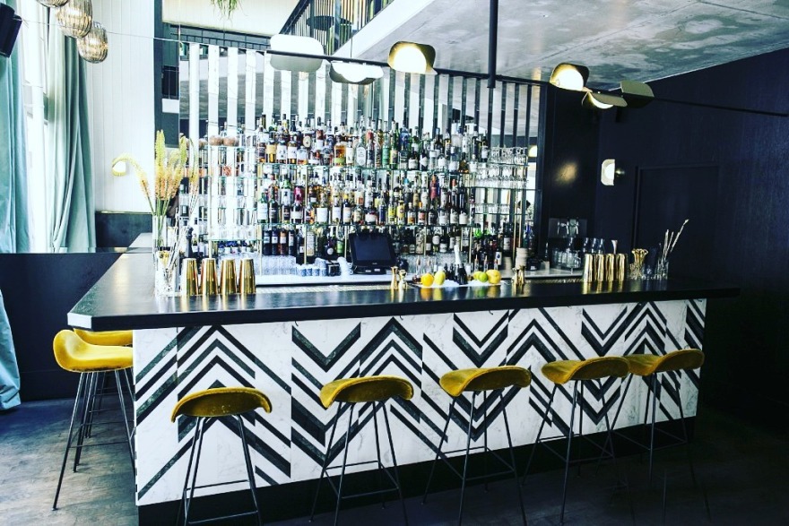 达罗科意大利餐厅 | 绿色印度大理石与黑色圣劳伦斯大理石的巧妙运用-0