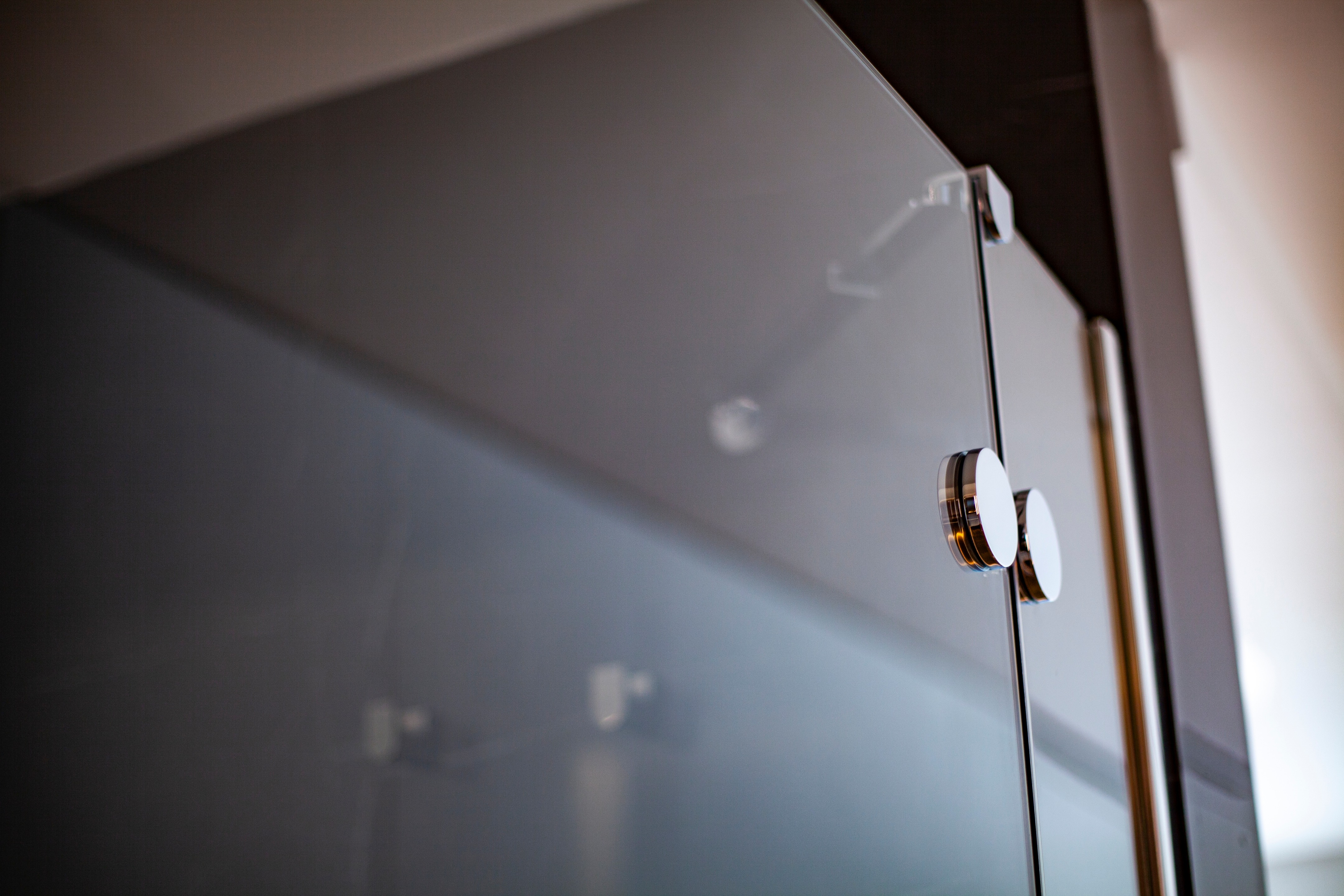 极简风格顶层公寓，温暖木质地板与经典黑白浴室设计-30