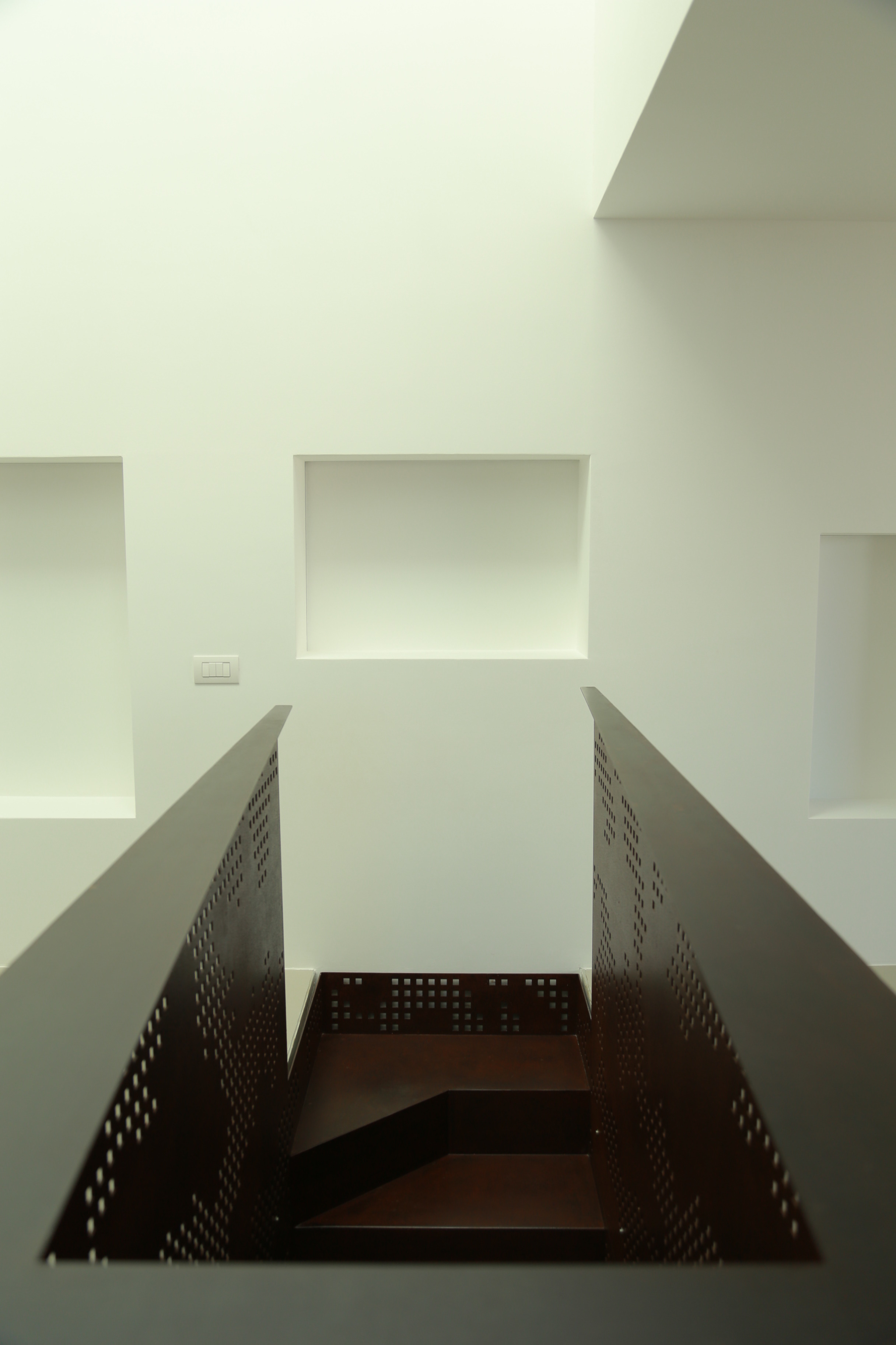 岩石中的三层住宅-12