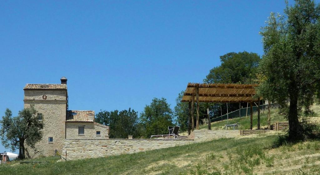 2010 年完成的精美乡村别墅 | 泳池与历史建筑的完美融合-1