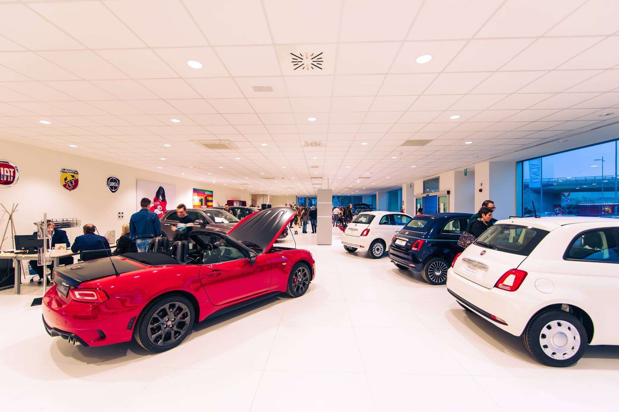 改造意大利厂房 打造现代汽车销售展示空间-11