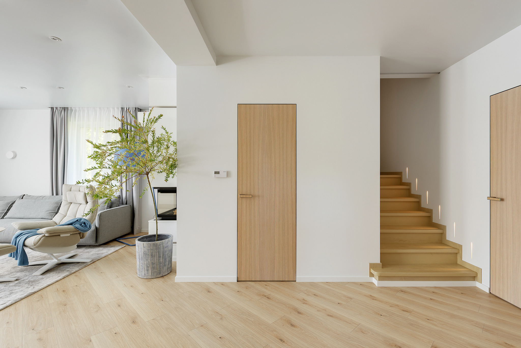 2016 年乌克兰郊区白色夏日别墅-16