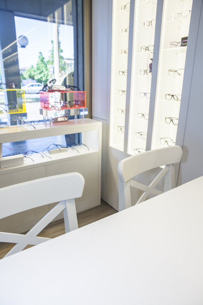 自然绿意融入的定制家具光学商店设计-10