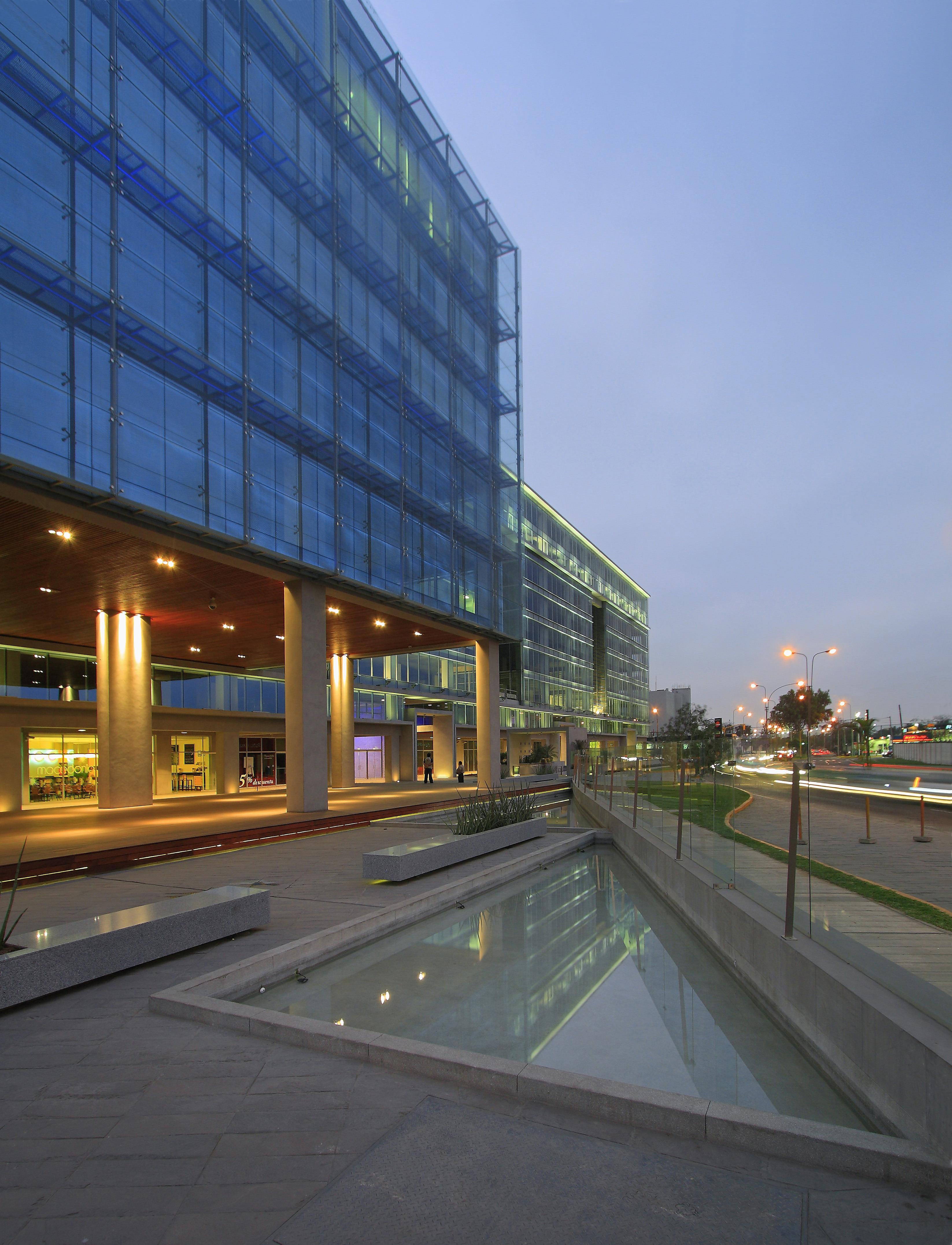 Centro Empresarial Cronos——现代办公建筑的绿色与功能融合-0