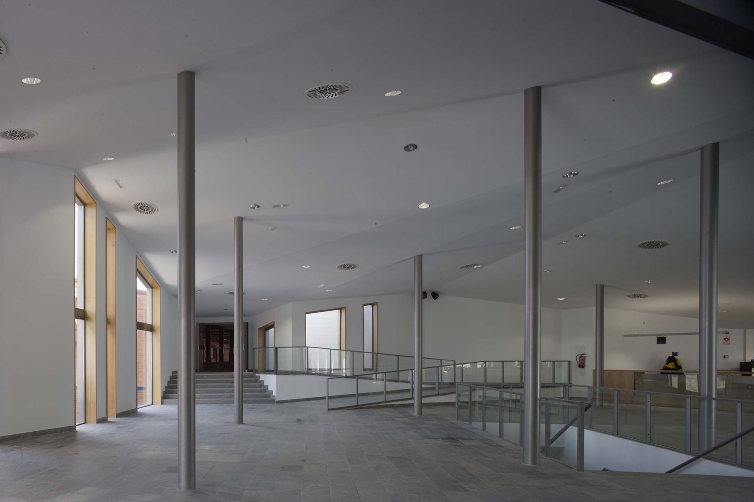 创新翻新体育设施，融入自然美景-48