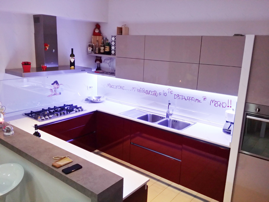 2014 年完工的个性化厨房玻璃面板装饰公寓室内设计案例-12