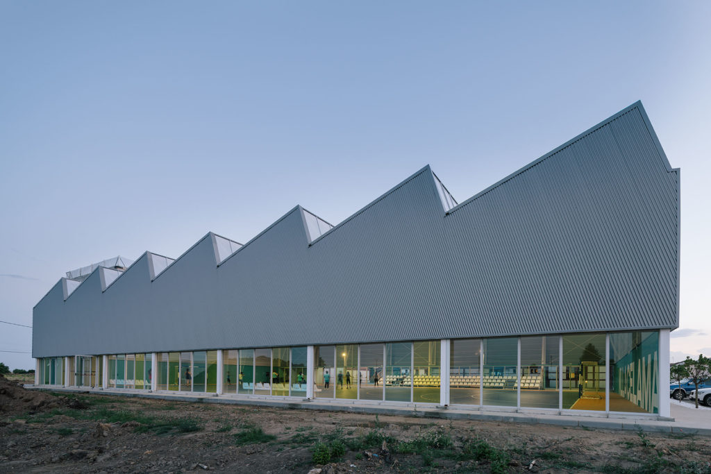 乡间悬浮的运动中心-8