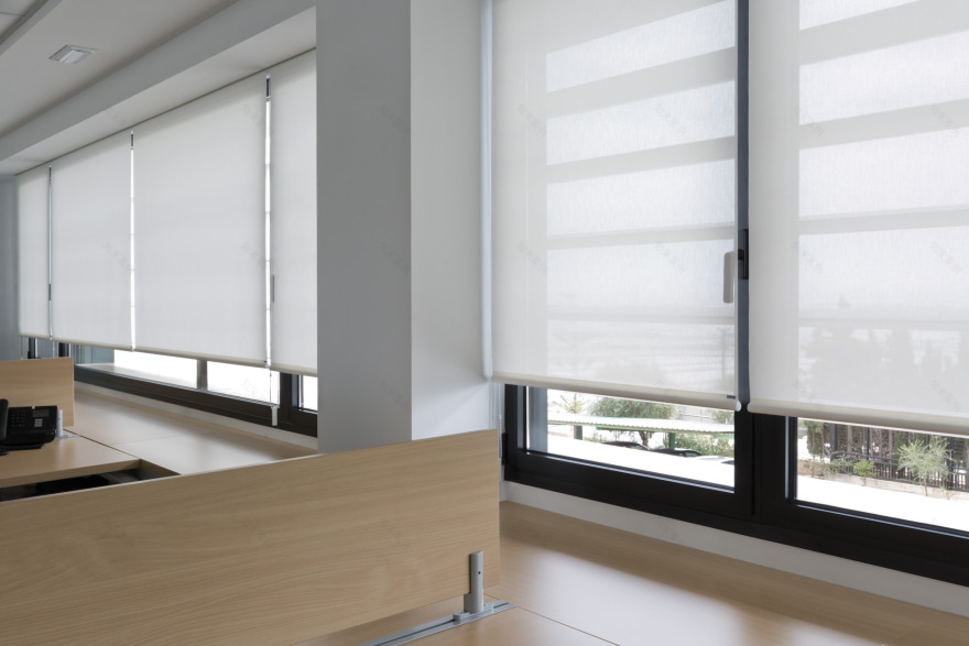 现代西班牙办公室的舒适卷帘设计-6