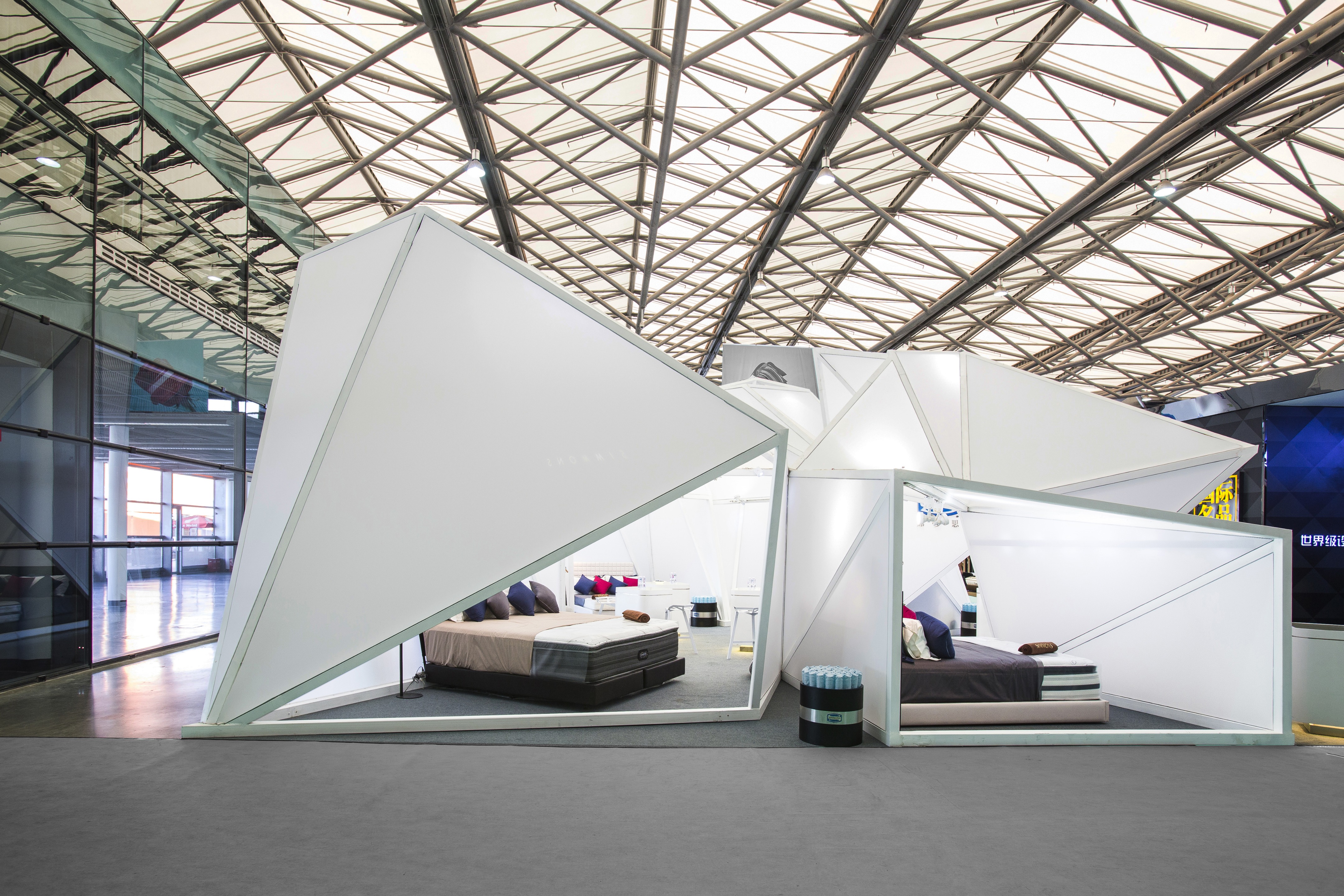 Simmons Bedding 2015 年家具展透明展位设计-9