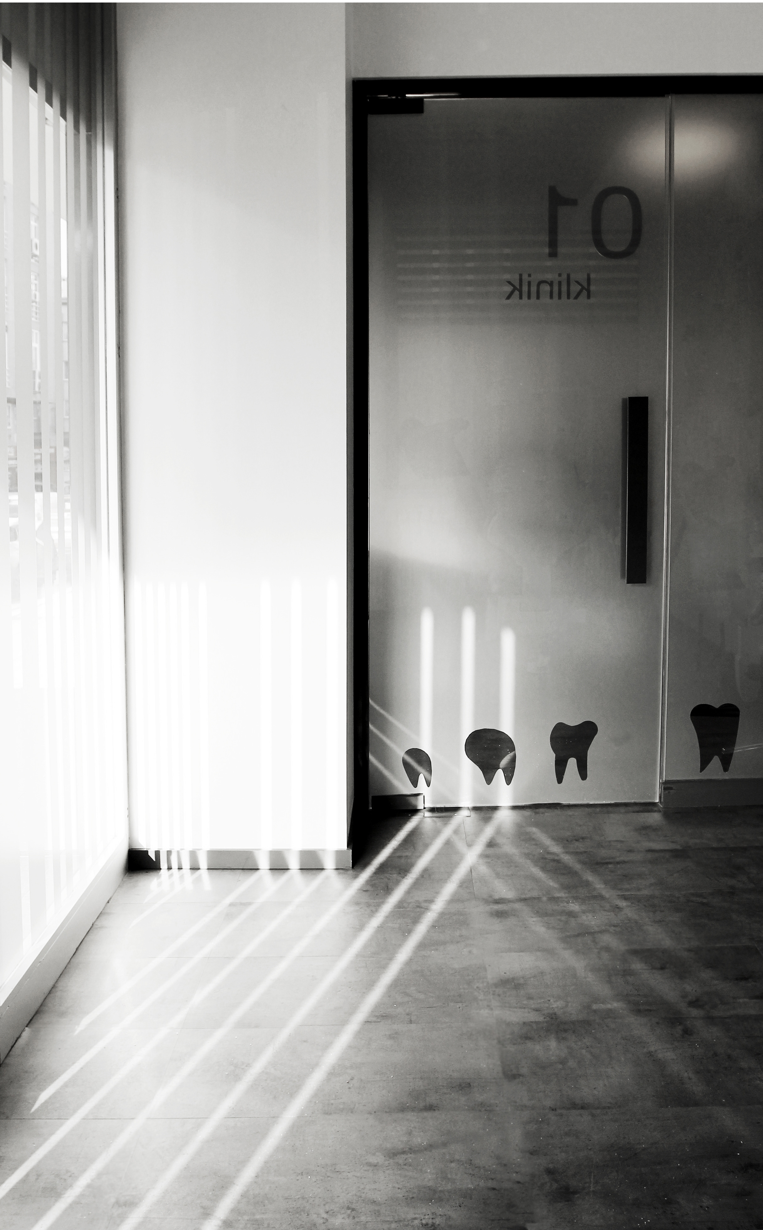 温暖材料与自然光打造的舒适医疗空间-5